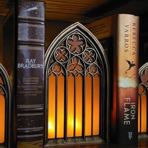 Rincón de lectura con ventana de catedral gótica y luces (1 grande)