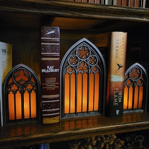 Rincón de lectura con ventana de catedral gótica y luces (juego de 3)