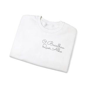 Könnte beinhalten: Weißes T-Shirt mit dem Text "O Bacalhau Quer Alho" in schwarzer Kursivschrift.