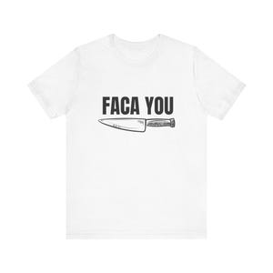 Könnte beinhalten: Weißes T-Shirt mit dem Text "FACA YOU" und einer Zeichnung eines Messers.