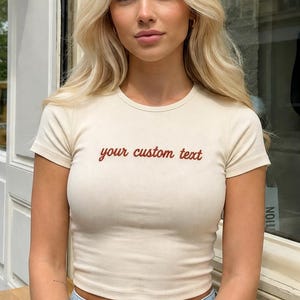 Camiseta de bebé bordada personalizada, top con texto personalizado, linda camiseta corta de verano, camisa ajustada estética para mujer, camiseta minimalista, idea de regalo