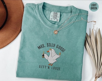 T-shirt ricamata &quot;Silly Goose Bride Comfort Colors®&quot;, maglietta divertente &quot;Bride Future Goose Lovers&quot;, maglietta da sposa per lei, maglietta ricamata da sposa