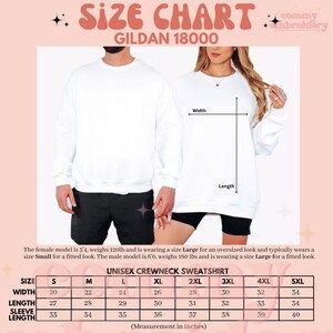 Puede incluir: Tabla de tallas para una sudadera unisex de cuello redondo Gildan 18000. La tabla muestra las medidas en pulgadas para las tallas S a 5XL. La imagen incluye un modelo masculino y femenino que lleva la sudadera, con notas sobre el tallaje.