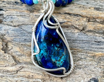 Pendentif bleu cobalt azurite et collier de perles