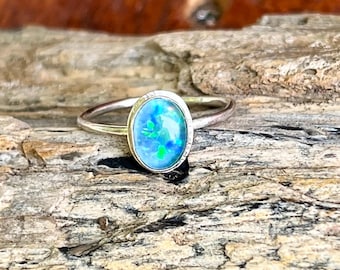 Anillo pequeño de ópalo australiano talla 6