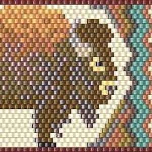 Op de afbeelding: Een gedetailleerd, vierkant kralenpatroon met een bizon. Het ontwerp maakt gebruik van een verscheidenheid aan kleuren, waaronder bruin, beige, wit en turquoise, om de afbeelding van het dier te creëren. De bizon is gecentreerd, met een donkerrode kralenrand.