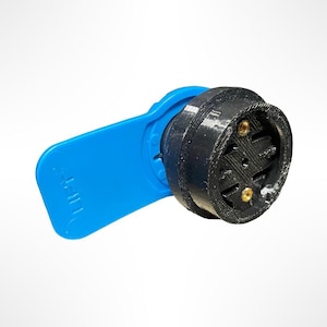 Peut inclure: Un support de compteur de vélo noir et bleu. Le support a une base circulaire noire avec trois trous de vis dorés et un levier bleu. Le support est conçu pour maintenir un compteur de vélo.