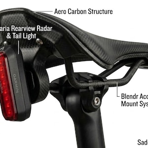 Puede incluir: Un juego de tres tazas de cerámica con un acabado mate moteado. Las tazas son de color crema, gris claro y gris oscuro. Cada taza tiene un diseño simple y moderno y un asa redondeada. Las tazas están apiladas una encima de otra.