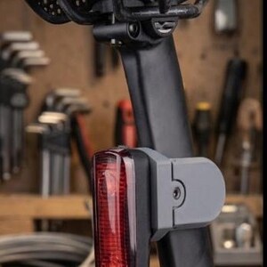Soporte de tija liviano compatible con merida reacto