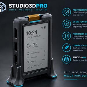 Puede incluir: Un dispositivo electrónico rectangular negro en una carcasa texturizada con detalles azules, con una pantalla que muestra 10:24, Lun, 12 May 2025, 22°C y estado del sistema. El dispositivo se sostiene en un soporte negro a juego.