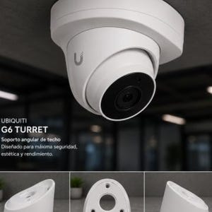 Op de afbeelding: Een witte Ubiquiti G6 Turret beveiligingscamera gemonteerd aan een plafond, met een zwarte lensbehuizing en een U-vormig logo. Hieronder tonen drie aanzichten van een witte schuine plafondbeugel een driehoekige basis met drie schroefgaten.