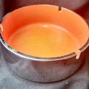Isamu Kenmuchi 1960s Chrom & Orange Aschenbecher: Mid-Century Modern Design
