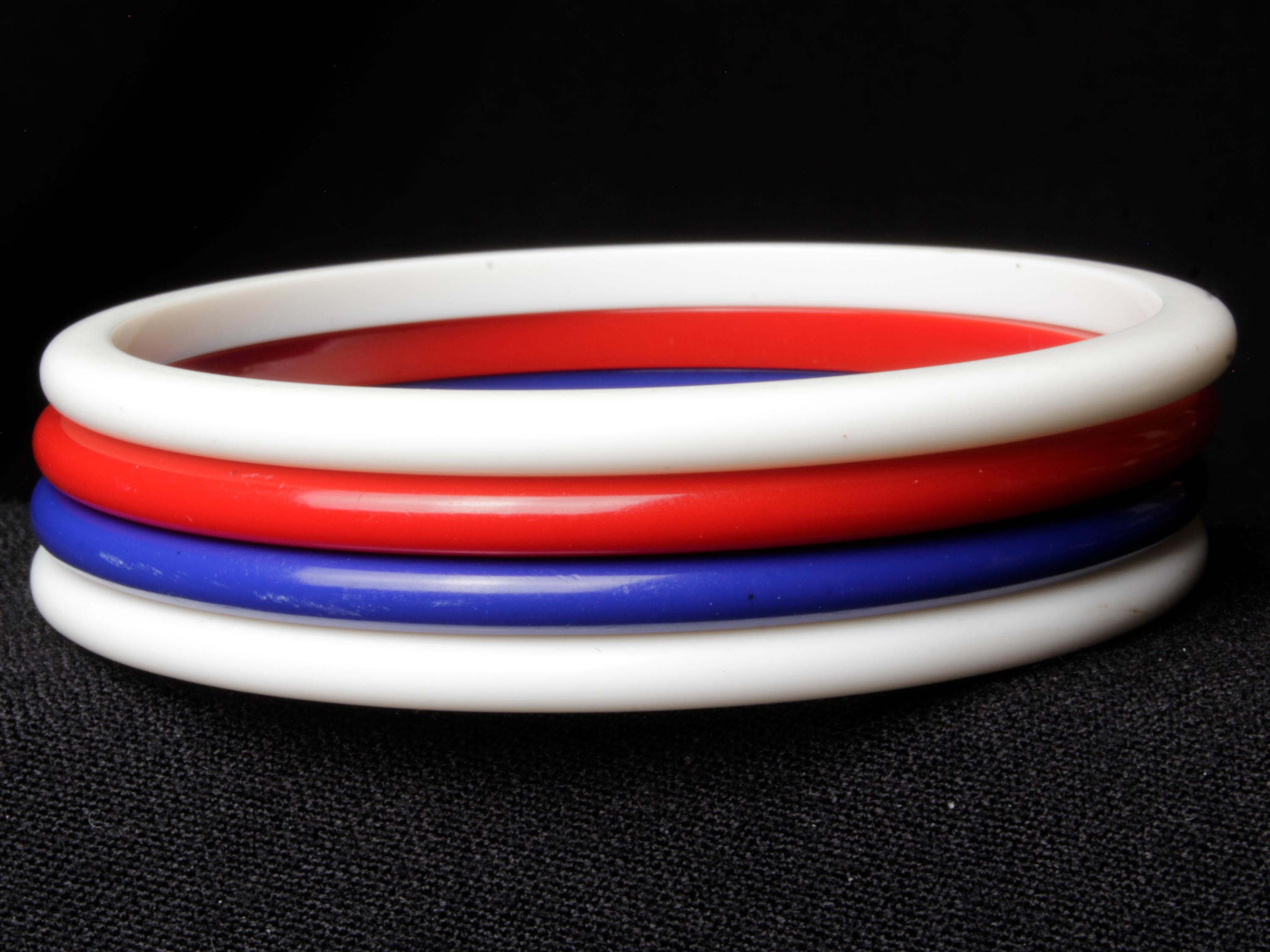 ヴィンテージの赤、白、青のルーサイトバングルブレスレット（4点