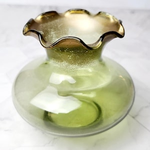 Kleine rozenvaas met gegolfde rand – groen glas met gouden details
