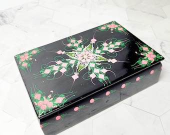 Joyero vintage de madera lacada en negro: diseño floral pintado a mano