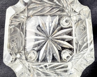 Plato con pie de cristal vintage en forma de molinillo, base en forma de estrella (desconchones en el borde)