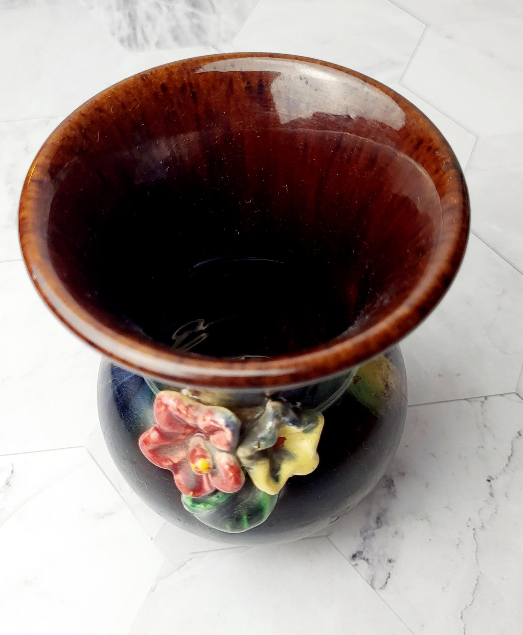 ヴィンテージオーストリア陶器花瓶：カラフルな浮き彫りの花のデザイン