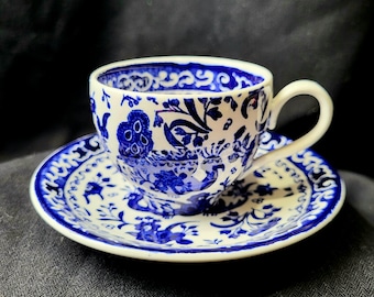 Blått kungligt påfågelmotiv - Burleighware demi-tasse och fat, 1920-1930-talen