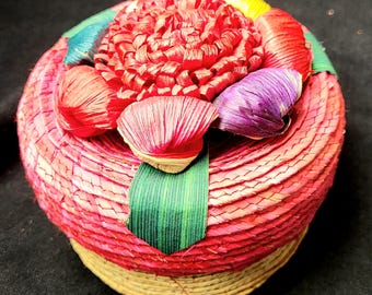 Kleine Mexicaanse palmmand met kleurrijke bloemdecoratie van maïskaf