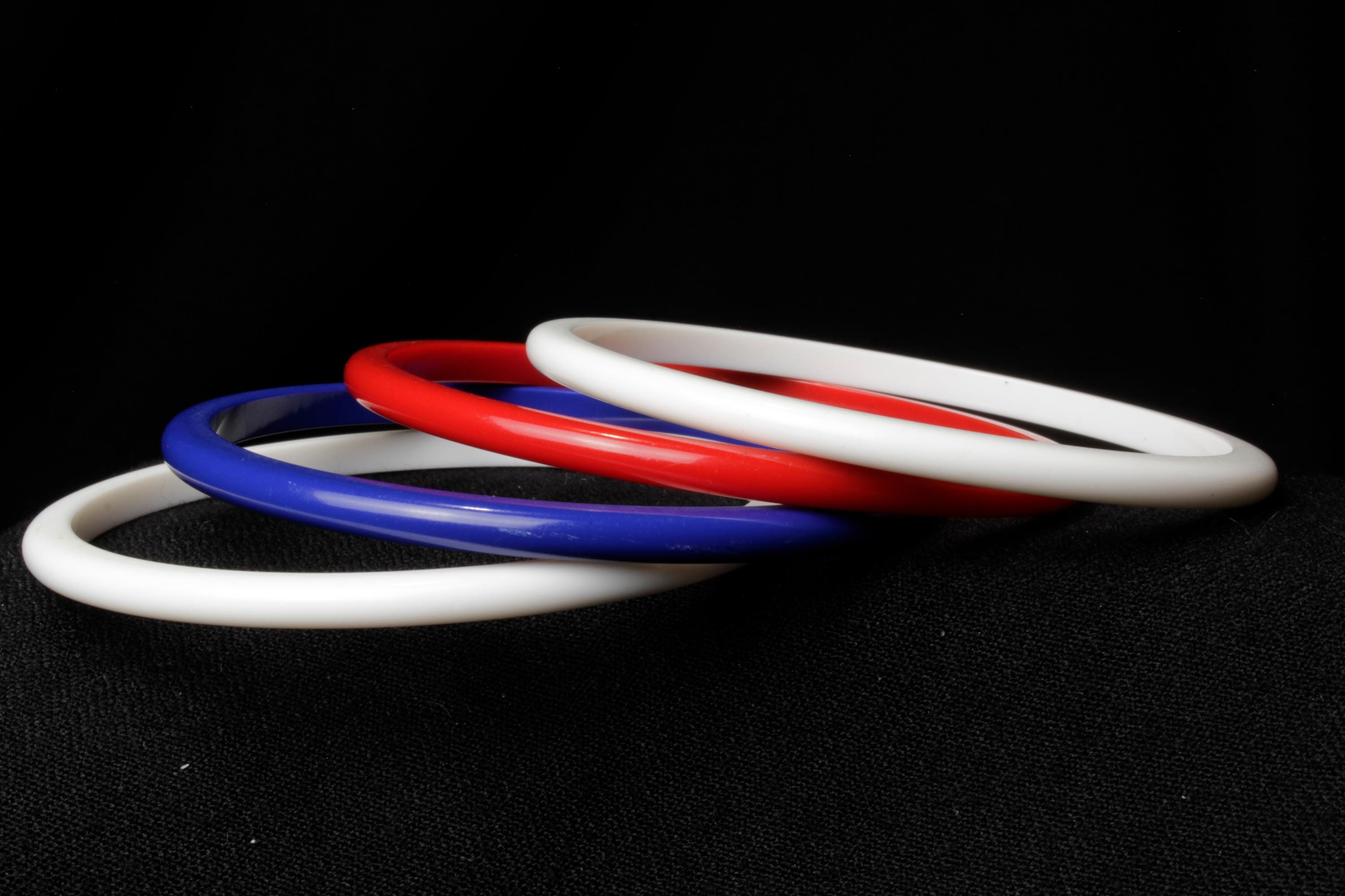 ヴィンテージの赤、白、青のルーサイトバングルブレスレット（4点