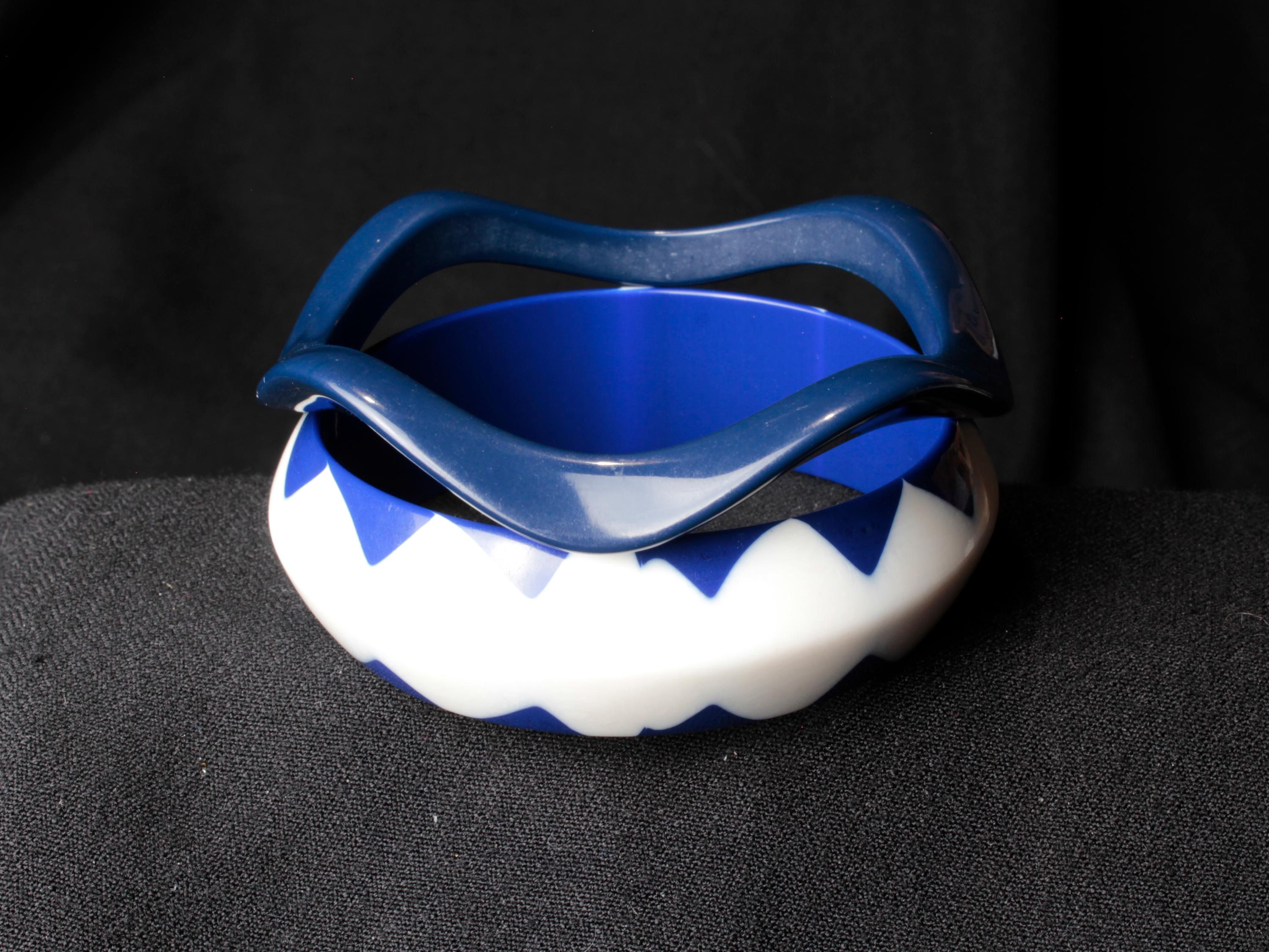 ヴィンテージ 60 年代 ルーサイト バングル セット：幾何学模様と