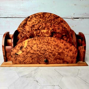 Organizador de escritorio Art Deco de madera Thuya con portalápices, compartimento para cartas y cajón.