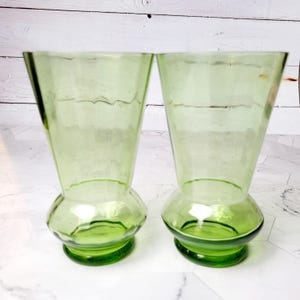 Par vintage de pequeños jarrones de vidrio verde soplados a mano, estilo bohemio minimalista, con forma acampanada y textura de burbujas, juego decorativo coleccionable