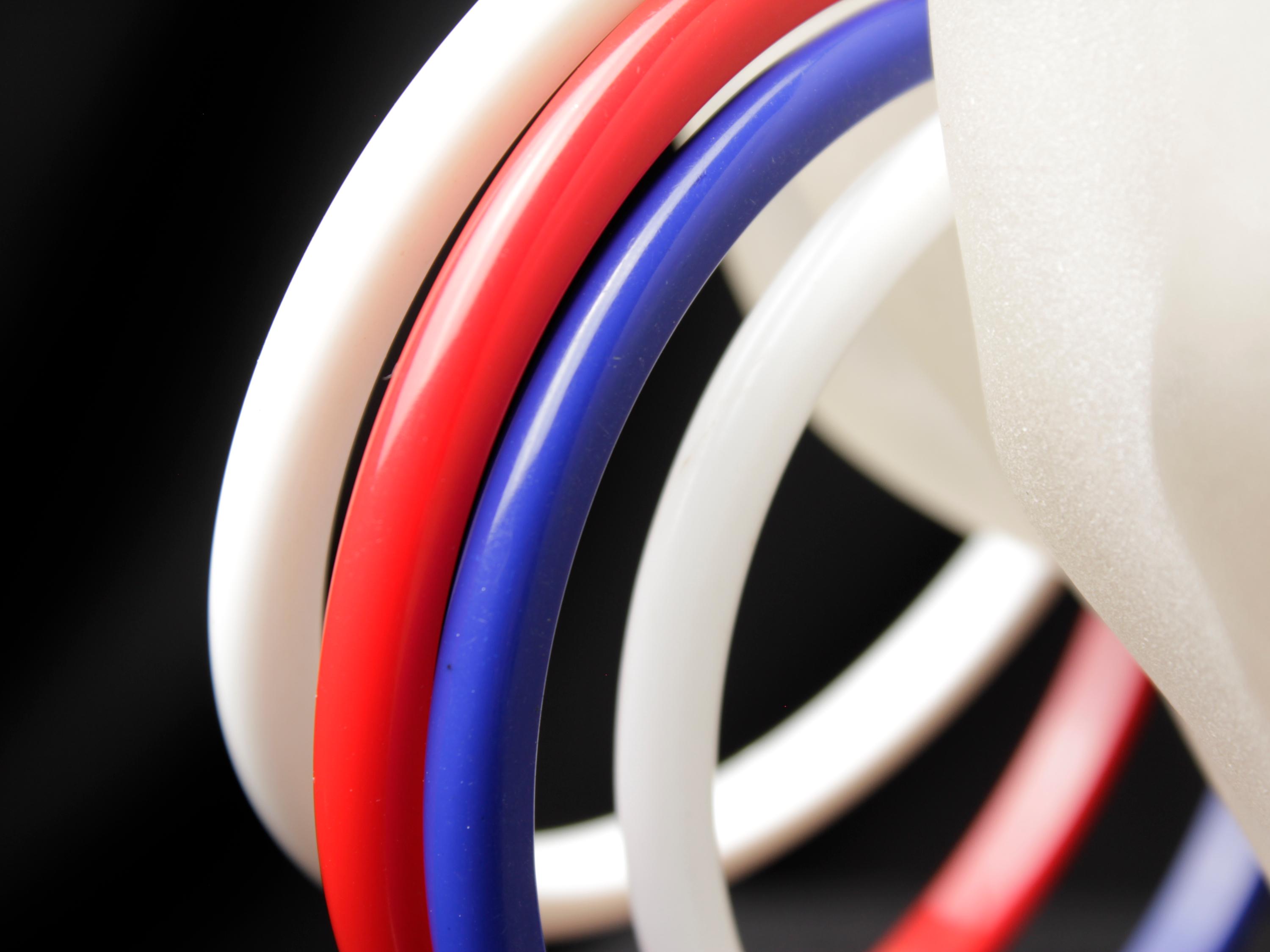 ヴィンテージの赤、白、青のルーサイトバングルブレスレット（4点