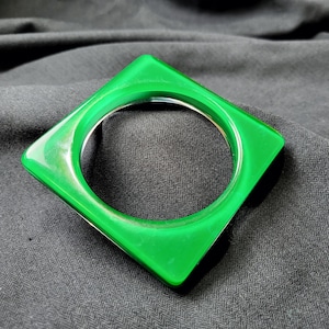 Fyrkantigt Lucite-armband i smaragdgrönt och genomskinligt lager från 1970-talet