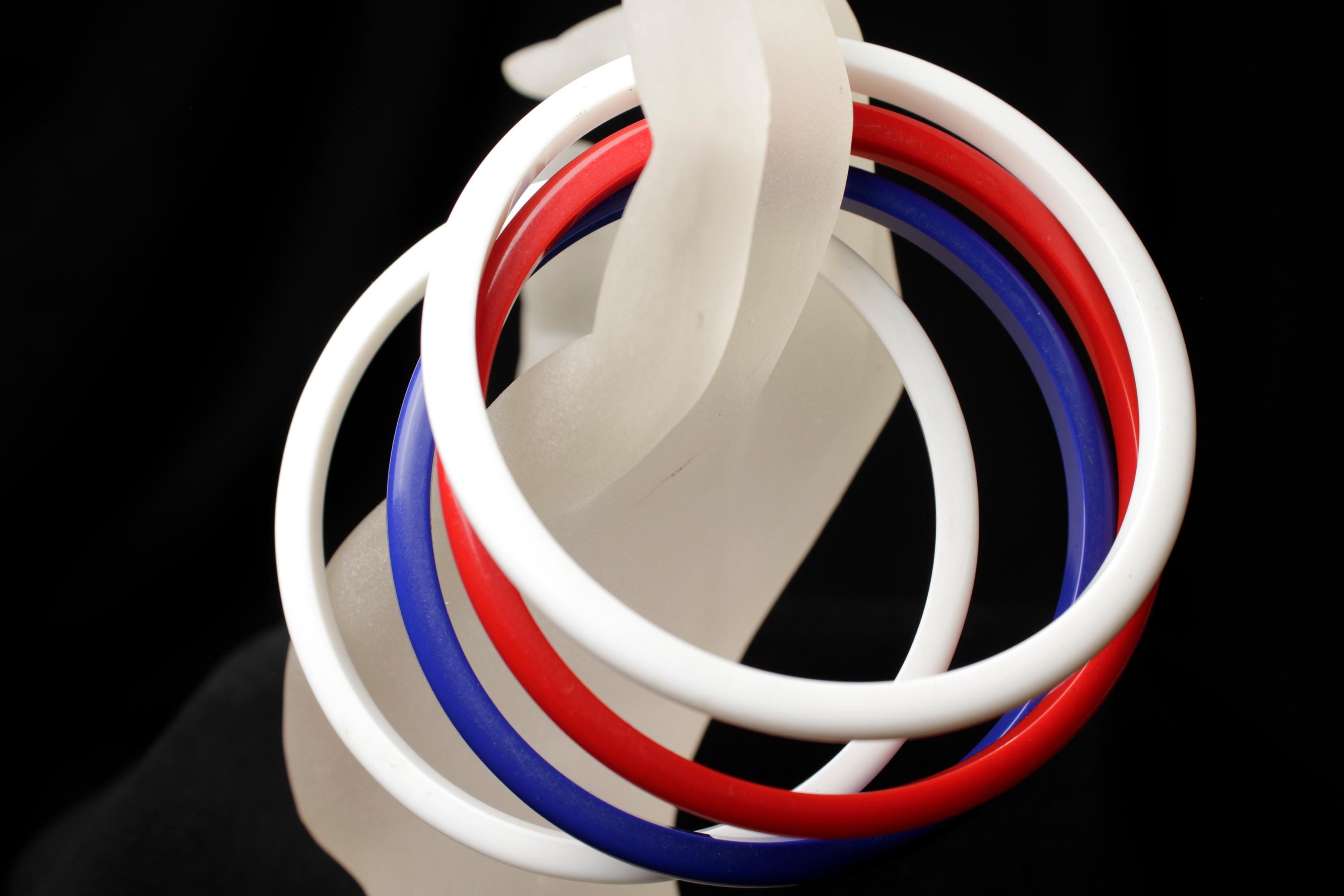 ヴィンテージの赤、白、青のルーサイトバングルブレスレット（4点