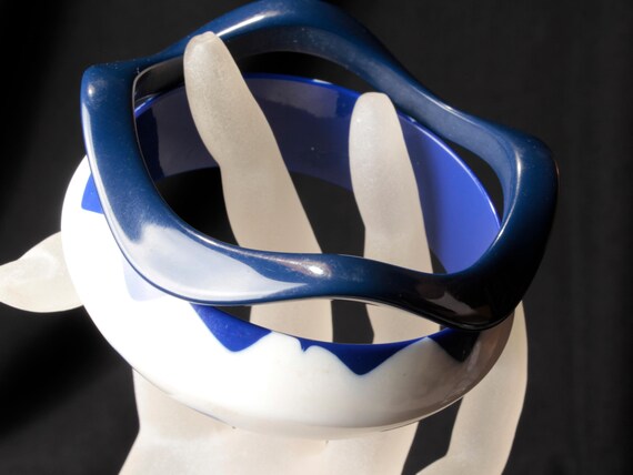 ヴィンテージ 60 年代 ルーサイト バングル セット：幾何学模様と