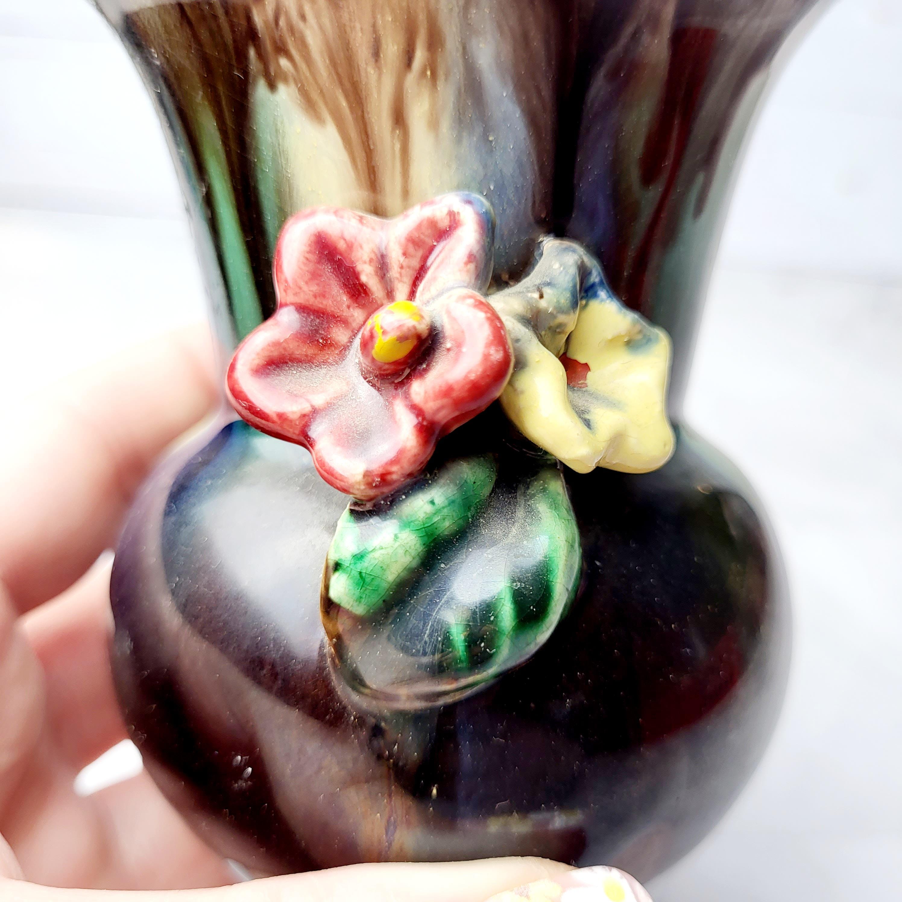 ヴィンテージオーストリア陶器花瓶：カラフルな浮き彫りの花のデザイン
