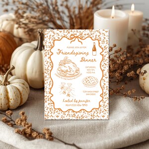 Op de afbeelding: Een uitnodiging voor een Friendsgiving-diner, met een oranje en wit ontwerp. De uitnodiging bevat illustraties van een kalkoen, taart en champagneglazen. De tekst op de uitnodiging luidt "Friendsgiving Dinner" en bevat de datum, tijd en locatie.