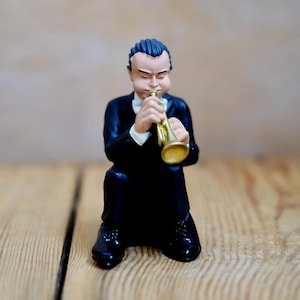 Antartidee-Harzfigur „Trompete“, hergestellt und handbemalt in Form eines Trompeters