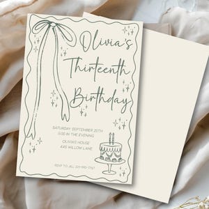 Op de afbeelding: Cr&egrave;mekleurige uitnodigingskaart voor Olivia's dertiende verjaardag. Het ontwerp toont een strik en lint, en de tekst "Olivia's Thirteenth Birthday". De kaart bevat evenementdetails: datum, tijd, locatie en RSVP-informatie.
