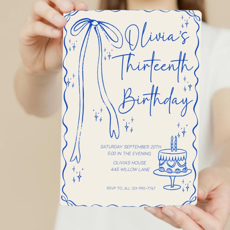 Op de afbeelding: Een cr&egrave;mekleurige verjaardagsuitnodiging met blauwe accenten. De uitnodiging bevat de tekst "Olivia's Thirteenth Birthday" in een scriptlettertype, samen met evenementdetails en een taartillustratie. Een blauwe strik en linten sieren de bovenkant.