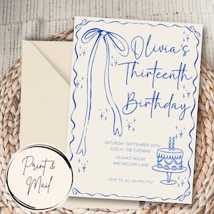 Op de afbeelding: Een uitnodiging voor Olivia's dertiende verjaardag, met een blauw lintontwerp en een taartillustratie. De tekst bevat de datum, tijd en locatie, met een "Print & Mail" logo linksonder.