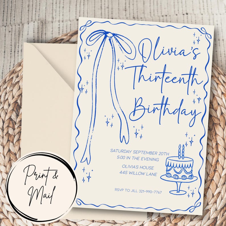 Op de afbeelding: Een uitnodiging voor Olivia's dertiende verjaardag, met een blauw lintontwerp en een taartillustratie. De tekst bevat de datum, tijd en locatie, met een "Print & Mail" logo linksonder.