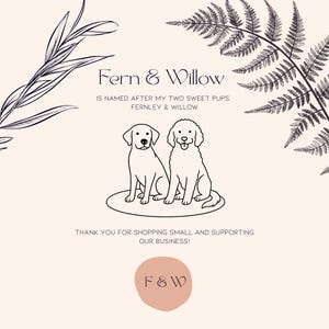 Op de afbeelding: Een cr&egrave;mekleurige afbeelding met de tekst "Fern & Willow" en "F & W" in een cirkelvormig ontwerp. Twee lijntekeningen van honden staan onder de tekst, met botanische illustraties op de achtergrond. De tekst luidt "Is vernoemd naar mijn twee lieve pups, Fernley & Willow."
