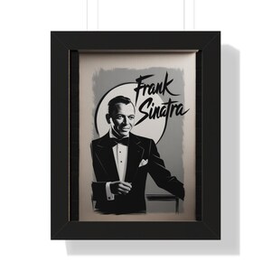 Pode incluir: Uma impressão de arte de parede emoldurada apresentando uma ilustração em preto e branco de Frank Sinatra de smoking com gravata borboleta. A obra inclui o texto Frank Sinatra em uma fonte cursiva preta estilizada sobre um fundo cinza circular.
