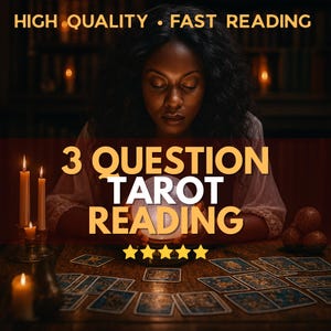 以下が含まれることがあります： 目を閉じた女性が光るクリスタルボールを持っている画像。 「3 Question Tarot Reading」のテキストと5つの金の星が表示されています。「High Quality」と「Fast Reading」の文字も表示されています。 テーブルにはタロットカードがあります。