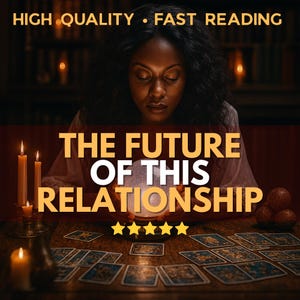 Op de afbeelding: Een afbeelding met een vrouw met gesloten ogen die een kristallen bol vasthoudt. De tekst "THE FUTURE OF THIS RELATIONSHIP" wordt weergegeven, samen met de woorden "HIGH QUALITY • FAST READING". Tarotkaarten en brandende kaarsen liggen op de houten tafel.
