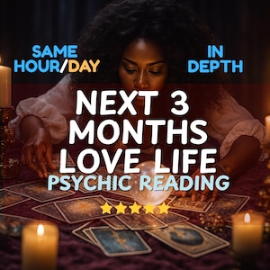以下が含まれることがあります： 女性、タロットカード、クリスタルボール、ろうそくを使った占い画像のイメージです。「Same Hour/Day In Depth Next 3 Months Love Life Psychic Reading」のテキストと5つの金の星があります。