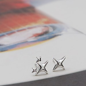 boucles d'oreilles étoiles scintillantes en argent sterling, boucles d'oreilles minimalistes délicates. cadeaux mignons pour les femmes.