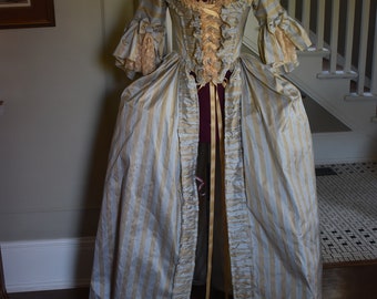 Déguisement Marie-Antoinette d'inspiration victorienne en soie à rayures, déguisement rococo, mascarade d'halloween, XVIIIe siècle