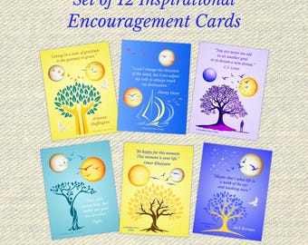 Puede incluir: Juego de 12 tarjetas de estímulo inspiradoras. Cada tarjeta presenta un diseño único con un árbol, sol, luna y pájaros, junto con citas inspiradoras. Las tarjetas son de varios colores, incluyendo amarillo, azul y morado.
