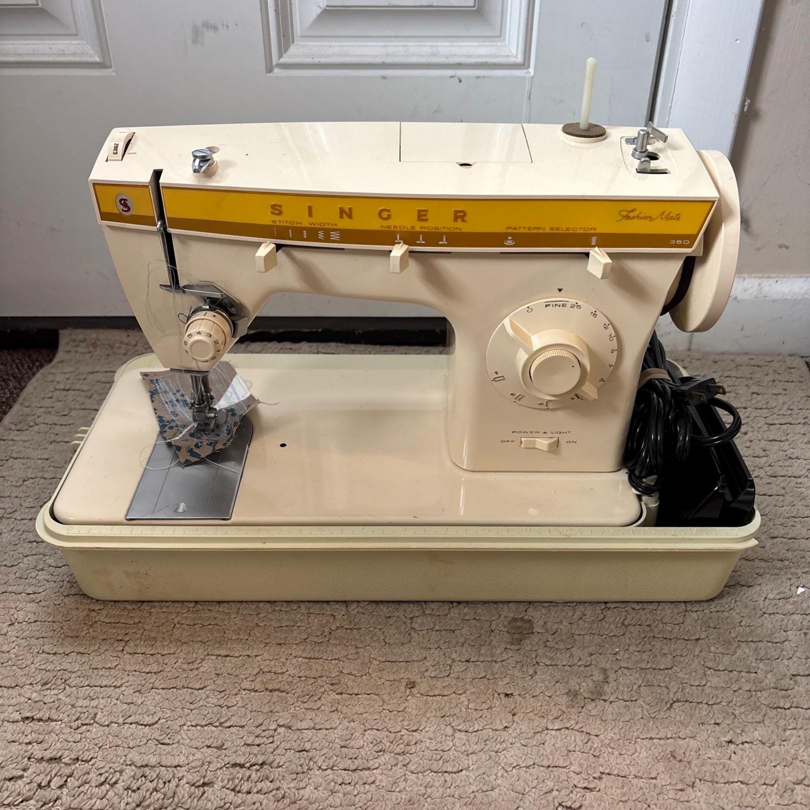 Vintage Singer Fashion Mate Model 360 Sewing Machine W/ Foot Pedal