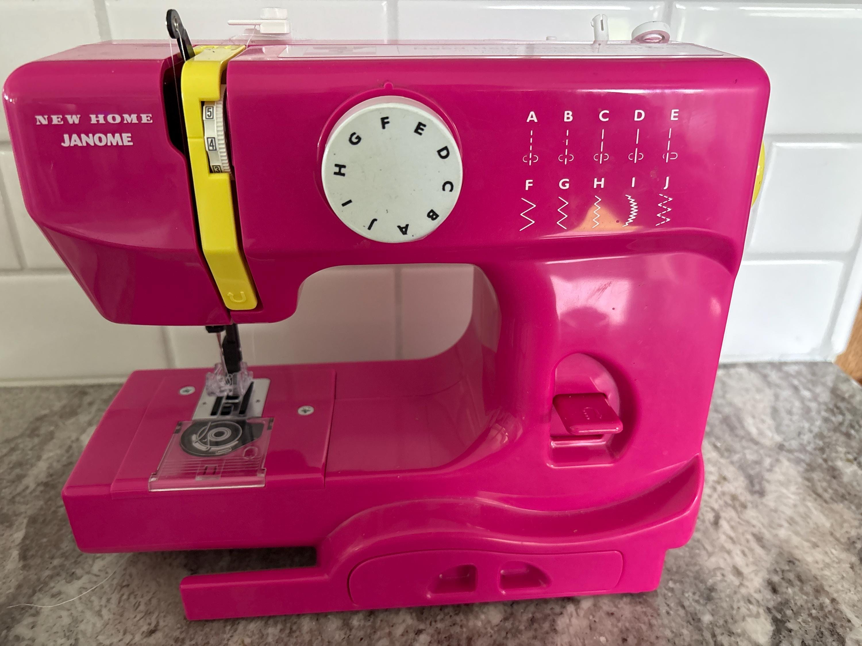 Janome New Home Fast Lane Fuchsia 525B Sewing Machine Works Great