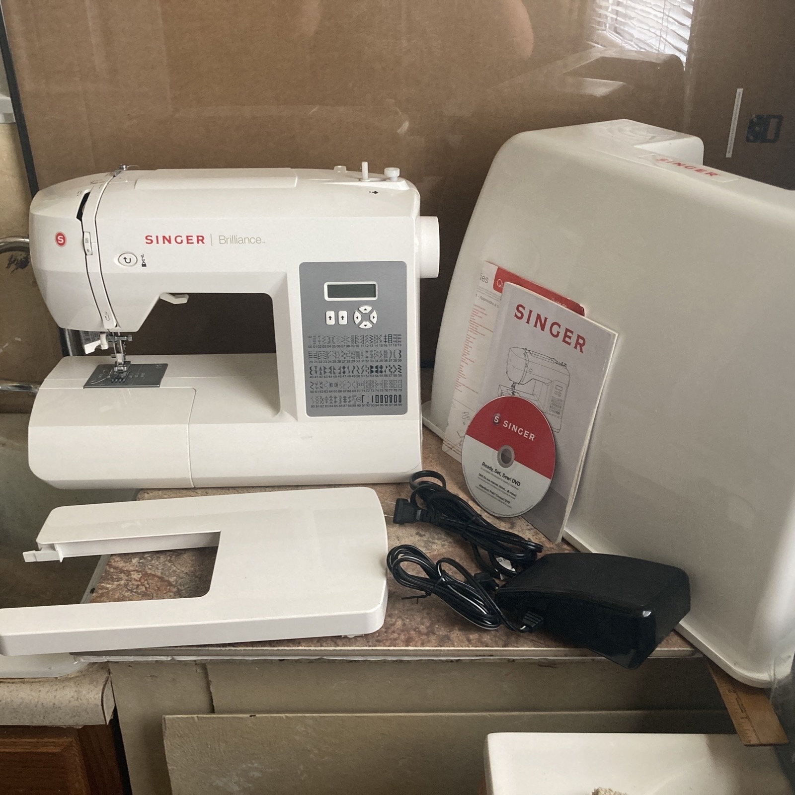 Singer Brilliance 6199 Electronic Sewing Machine With