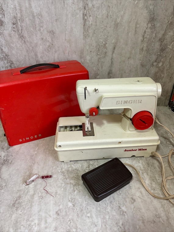 Vintage Singer Junior Miss Sewing Machine Model 67B- Child's